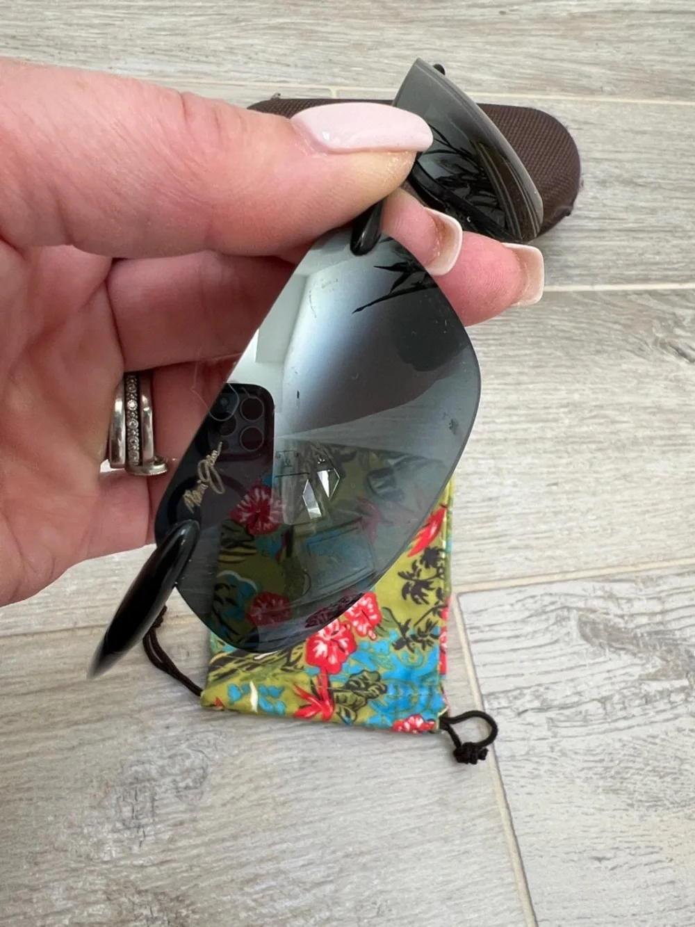 Maui Jim Sport Sunglasses with Brown Hard Case - Picture 2 of 8